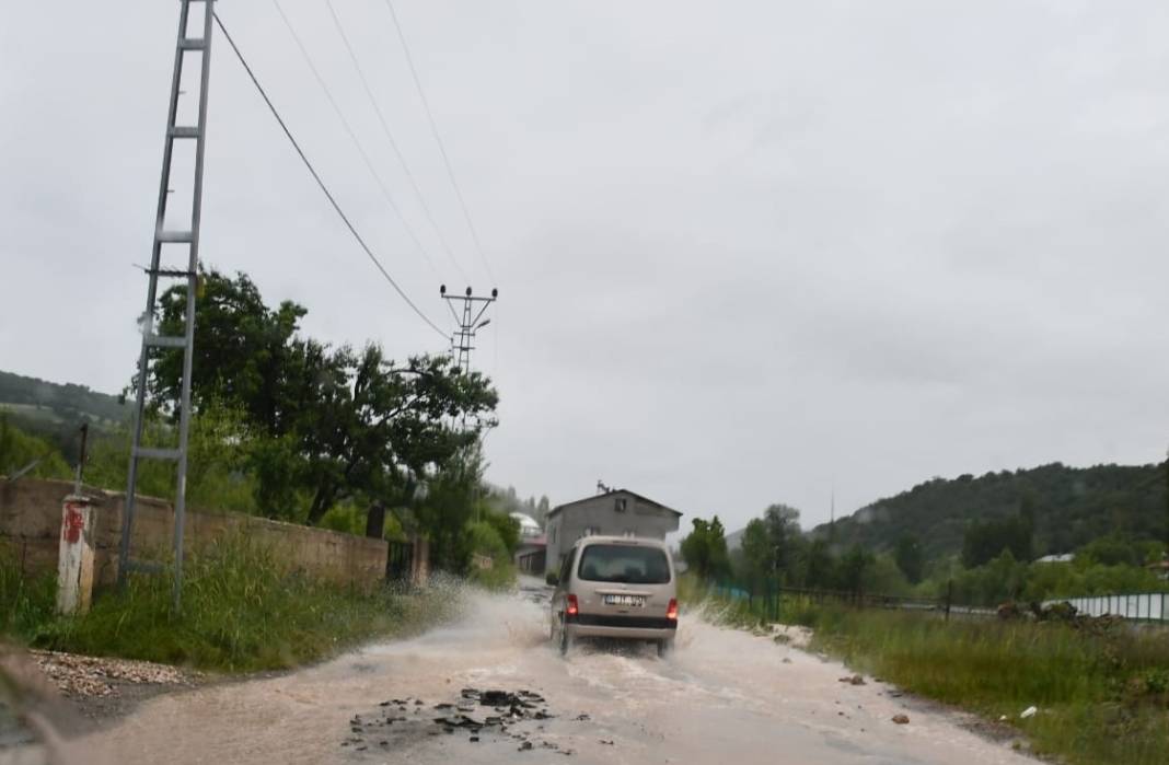 Giresun'u sağanak vurdu: Cadde, köy yolları ve tarım arazileri hasar gördü 1